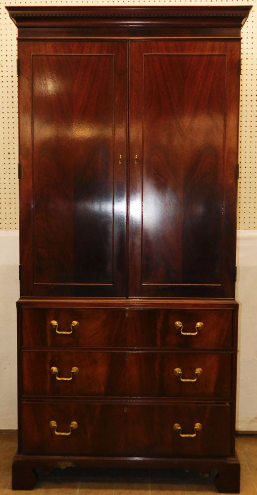 Mahogany Entertainment Center by Hickory Chair: Mahogany Entertainment Center by Hickory Chair. 38 1/2" W 21 1/2" D 78 1/4" H ALL DESCRIPTIONS AND ANY CONDITION STATEMENT GIVEN BY LANGSTON AUCTION GALLERY ARE STRICTLY OPINIONS AND LANGSTON'S SHALL