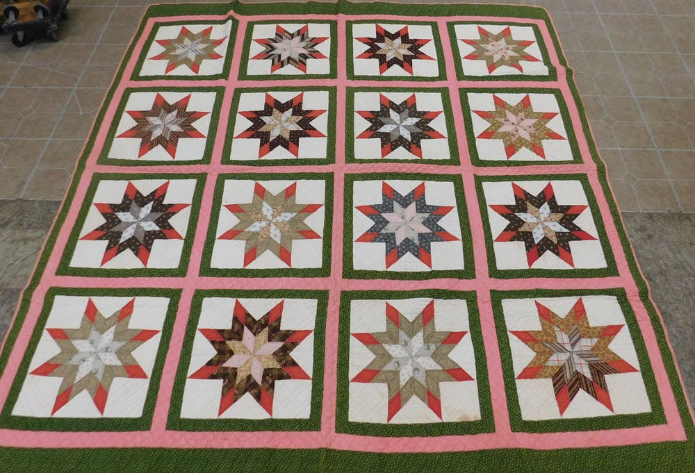 Antique handmade quilt (1 of 3)