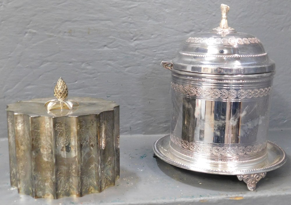 2 silverplated biscuit barrels (1 of 5)