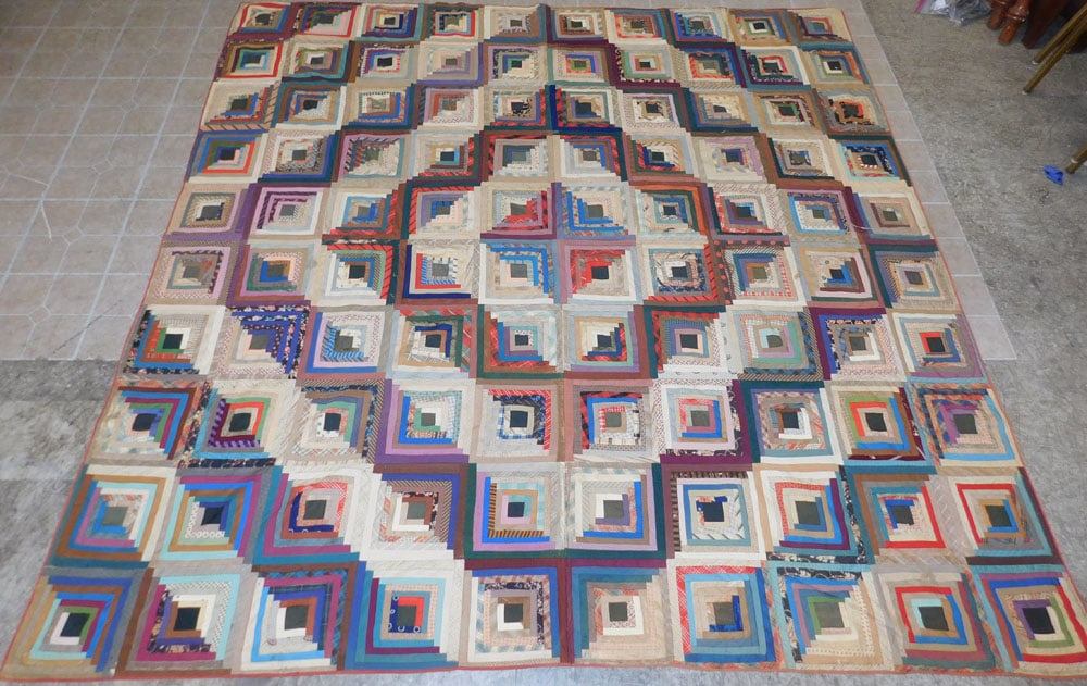 Antique handmade quilt: Antique handmade quilt. ALL DESCRIPTIONS AND ANY CONDITION STATEMENT GIVEN BY LANGSTON AUCTION GALLERY ARE STRICTLY OPINIONS AND LANGSTON'S SHALL HAVE NO RESPONSIBILITY FOR ERRORS OR OMISSIONS. THE AB