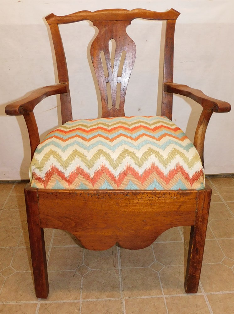 19th Century Walnut Arm Chair: 19th Century Walnut Arm Chair. 38" H ALL DESCRIPTIONS AND ANY CONDITION STATEMENT GIVEN BY LANGSTON AUCTION GALLERY ARE STRICTLY OPINIONS AND LANGSTON'S SHALL HAVE NO RESPONSIBILITY FOR ERRORS OR OMIS
