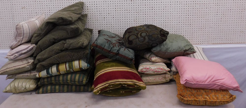 Lot of Pillows: Lot of Pillows. ALL DESCRIPTIONS AND ANY CONDITION STATEMENT GIVEN BY LANGSTON AUCTION GALLERY ARE STRICTLY OPINIONS AND LANGSTON'S SHALL HAVE NO RESPONSIBILITY FOR ERRORS OR OMISSIONS. THE ABSENCE OF