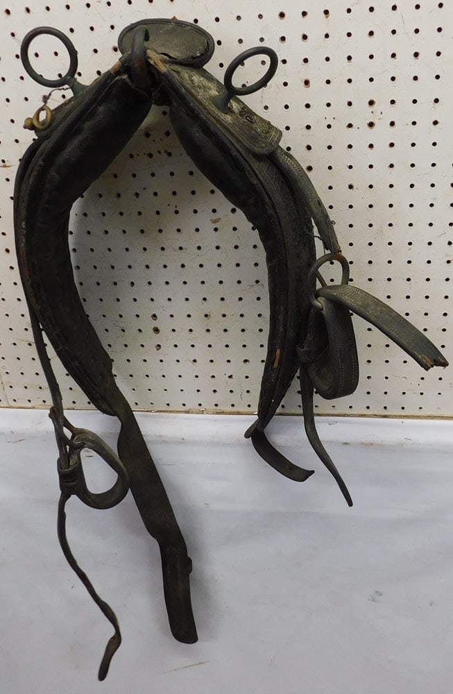 Vintage Leather Horse Collar: Vintage Leather Horse Collar. ALL DESCRIPTIONS AND ANY CONDITION STATEMENT GIVEN BY LANGSTON AUCTION GALLERY ARE STRICTLY OPINIONS AND LANGSTON'S SHALL HAVE NO RESPONSIBILITY FOR ERRORS OR OMISSIONS. 