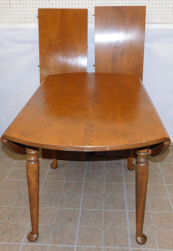 Maple Dining Table with 2 Leaves (1 of 2)