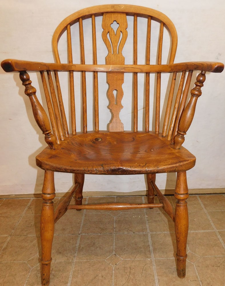 19th Century Elmwood Windsor Arm Chair: 19th Century Elmwood Windsor Arm Chair. 36 1/4" H ALL DESCRIPTIONS AND ANY CONDITION STATEMENT GIVEN BY LANGSTON AUCTION GALLERY ARE STRICTLY OPINIONS AND LANGSTON'S SHALL HAVE NO RESPONSIBILITY FOR E