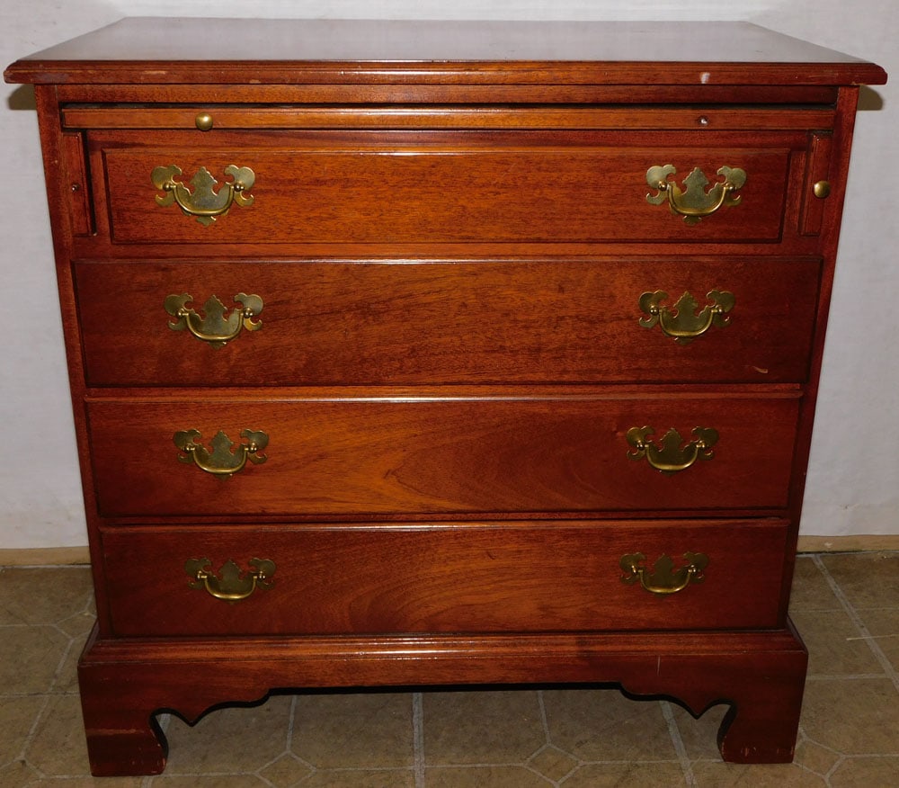 Mahogany Bachelors 4 Drawer Chest with Slide by Carocraft: Mahogany Bachelors 4 Drawer Chest with Slide by Carocraft. 31" W 18" D 30 3/4" H ALL DESCRIPTIONS AND ANY CONDITION STATEMENT GIVEN BY LANGSTON AUCTION GALLERY ARE STRICTLY OPINIONS AND LANGSTON'S SHA