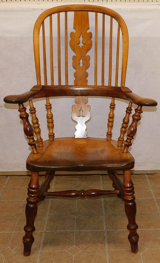 19th Century Elmwood English Windsor Arm Chair: 19th Century Elmwood English Windsor Arm Chair . 42 1/2" H ALL DESCRIPTIONS AND ANY CONDITION STATEMENT GIVEN BY LANGSTON AUCTION GALLERY ARE STRICTLY OPINIONS AND LANGSTON'S SHALL HAVE NO RESPONSIBIL