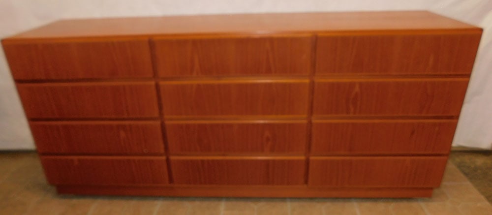 Mid Century Danish Teak Wood 12 Drawer Credenza: Mid Century Danish Teak Wood 12 Drawer Credenza. 71 3/4" W 19" D 31" H ALL DESCRIPTIONS AND ANY CONDITION STATEMENT GIVEN BY LANGSTON AUCTION GALLERY ARE STRICTLY OPINIONS AND LANGSTON'S SHALL HAVE NO