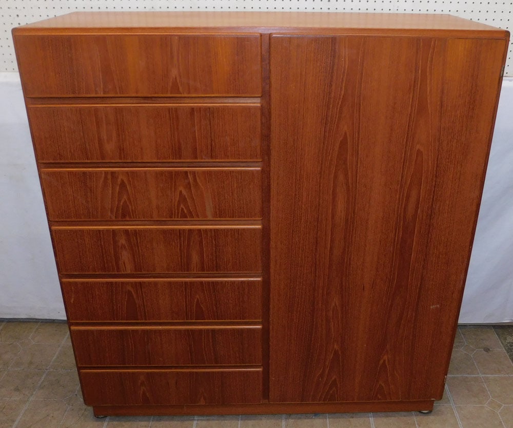 Mid Century Danish Teak Wood Chifforobe: Mid Century Danish Teak Wood Chifforobe. 48" W 18" 3/4" D 51" H ALL DESCRIPTIONS AND ANY CONDITION STATEMENT GIVEN BY LANGSTON AUCTION GALLERY ARE STRICTLY OPINIONS AND LANGSTON'S SHALL HAVE NO RESPON
