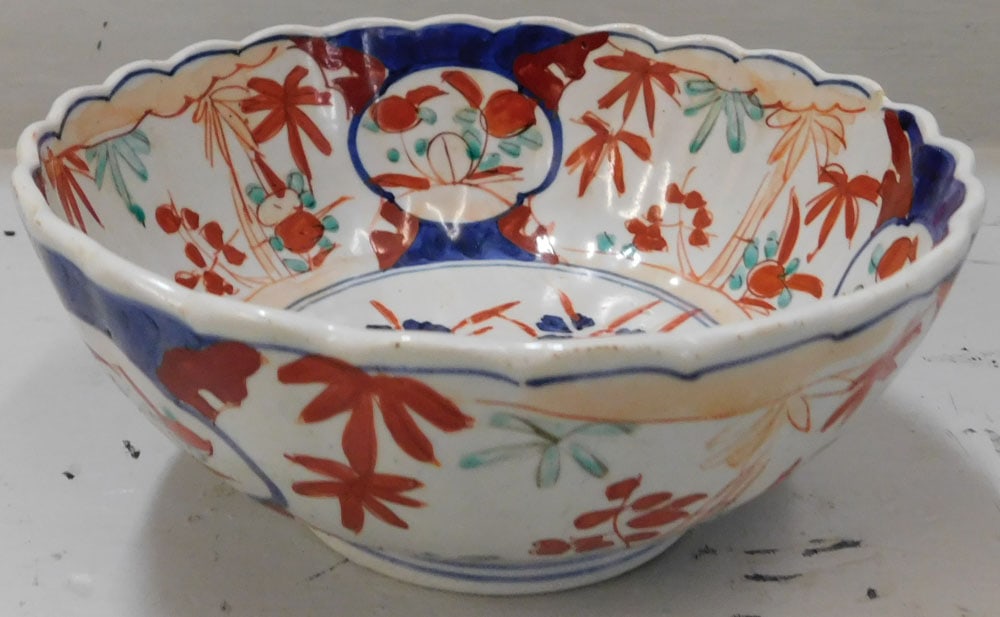 19th Century Scalloped Edge Imari Bowl: 19th Century Scalloped Edge Imari Bowl. 7 1/4" Dia. 3" H ALL DESCRIPTIONS AND ANY CONDITION STATEMENT GIVEN BY LANGSTON AUCTION GALLERY ARE STRICTLY OPINIONS AND LANGSTON'S SHALL HAVE NO RESPONSIBILIT