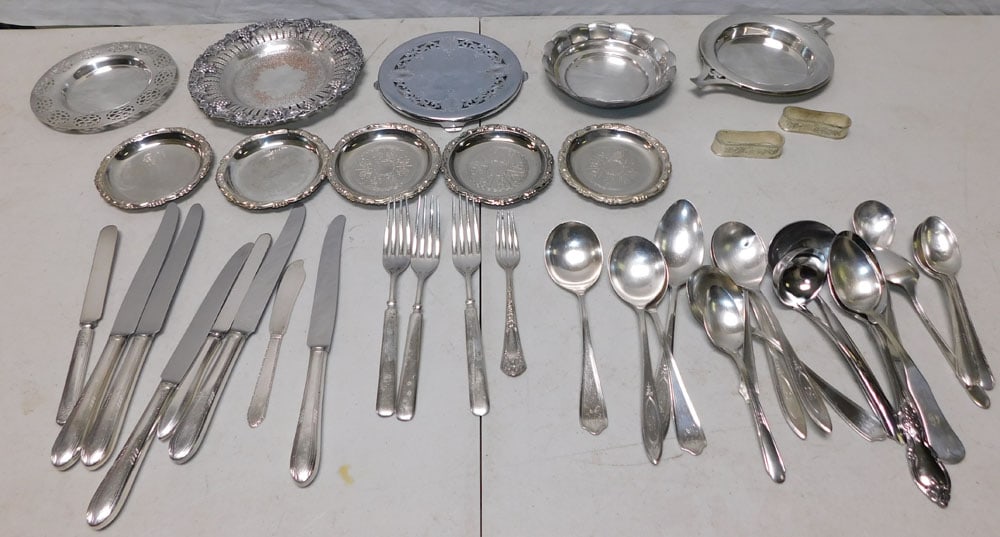 Lot of Silverplate Items: Lot of Silverplate Items . "ALL DESCRIPTIONS AND ANY CONDITION STATEMENT GIVEN BY LANGSTON AUCTION GALLERY ARE STRICTLY OPINIONS AND LANGSTON'S SHALL HAVE NO RESPONSIBILITY FOR ERRORS OR OMISSIONS. TH