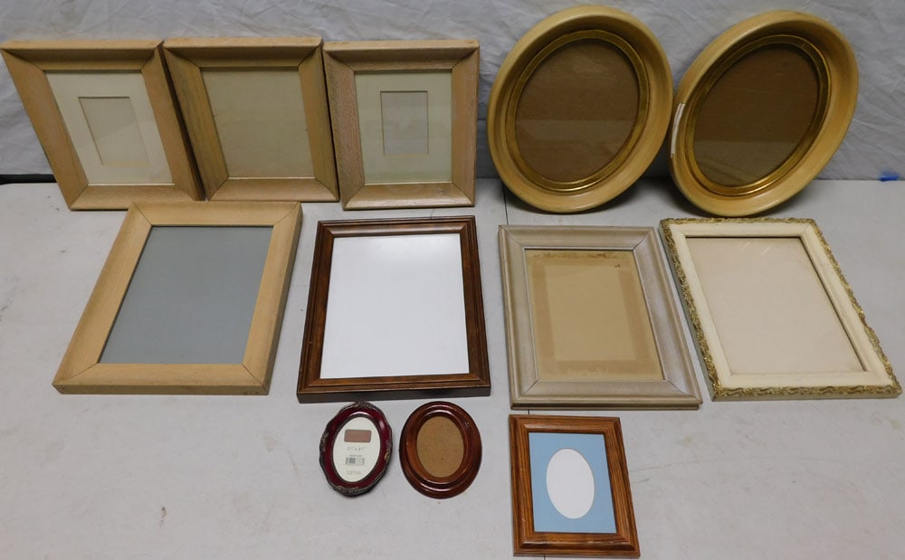 Lot of Picture Frames: Lot of Picture Frames. "ALL DESCRIPTIONS AND ANY CONDITION STATEMENT GIVEN BY LANGSTON AUCTION GALLERY ARE STRICTLY OPINIONS AND LANGSTON'S SHALL HAVE NO RESPONSIBILITY FOR ERRORS OR OMISSIONS. THE AB