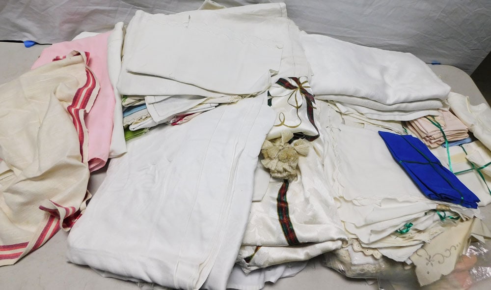 Lot of Linens & Pillows: Lot of Linens & Pillows. "ALL DESCRIPTIONS AND ANY CONDITION STATEMENT GIVEN BY LANGSTON AUCTION GALLERY ARE STRICTLY OPINIONS AND LANGSTON'S SHALL HAVE NO RESPONSIBILITY FOR ERRORS OR OMISSIONS. THE 