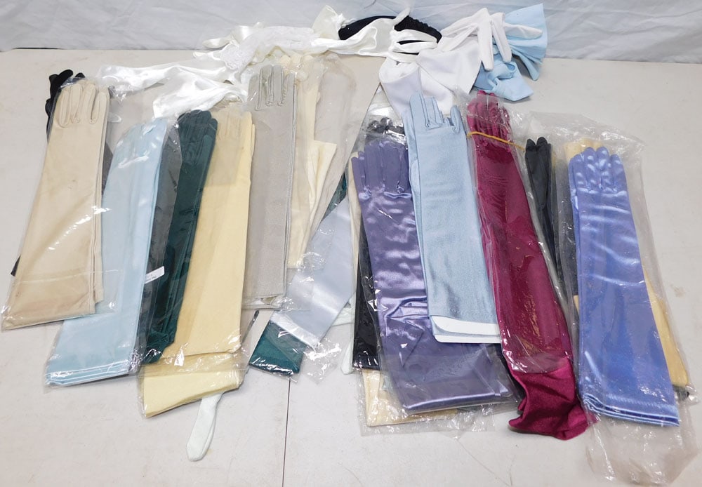 Lot of Ladies Gloves: Lot of Ladies Gloves. "ALL DESCRIPTIONS AND ANY CONDITION STATEMENT GIVEN BY LANGSTON AUCTION GALLERY ARE STRICTLY OPINIONS AND LANGSTON'S SHALL HAVE NO RESPONSIBILITY FOR ERRORS OR OMISSIONS. THE ABS
