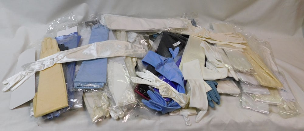 Lot of Ladies Gloves: Lot of Ladies Gloves. "ALL DESCRIPTIONS AND ANY CONDITION STATEMENT GIVEN BY LANGSTON AUCTION GALLERY ARE STRICTLY OPINIONS AND LANGSTON'S SHALL HAVE NO RESPONSIBILITY FOR ERRORS OR OMISSIONS. THE ABS