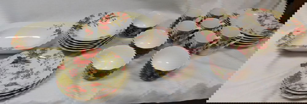 Lot of Painted Porcelain Dinner Plates: Lot of Painted Porcelain Dinner Plates . "ALL DESCRIPTIONS AND ANY CONDITION STATEMENT GIVEN BY LANGSTON AUCTION GALLERY ARE STRICTLY OPINIONS AND LANGSTON'S SHALL HAVE NO RESPONSIBILITY FOR ERRORS OR