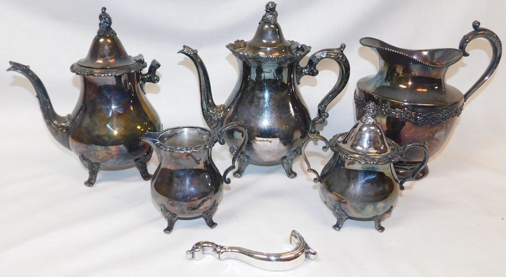 Lot of Silverplate Items: Lot of Silverplate Items . "ALL DESCRIPTIONS AND ANY CONDITION STATEMENT GIVEN BY LANGSTON AUCTION GALLERY ARE STRICTLY OPINIONS AND LANGSTON'S SHALL HAVE NO RESPONSIBILITY FOR ERRORS OR OMISSIONS. TH