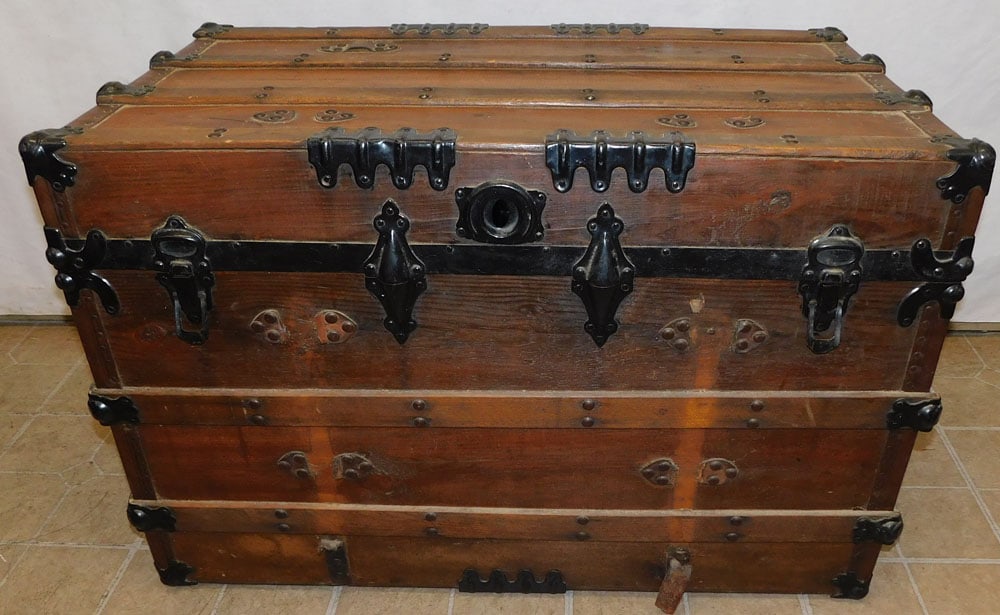 antique flat top trunk (1 of 7)