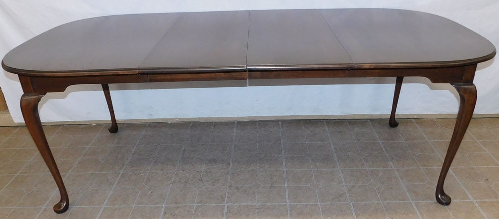 cherry queen ann style dining table with two leafs (1 of 2)