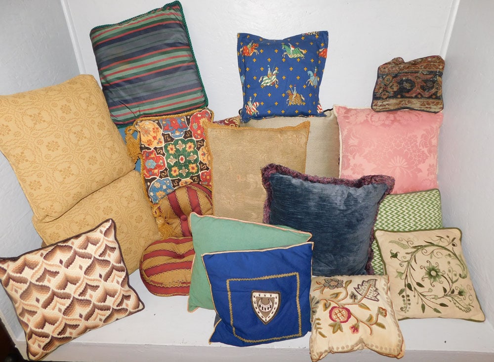 lot of decorative pillows: lot of decorative pillows. "ALL DESCRIPTIONS AND ANY CONDITION STATEMENT GIVEN BY LANGSTON AUCTION GALLERY ARE STRICTLY OPINIONS AND LANGSTON'S SHALL HAVE NO RESPONSIBILITY FOR ERRORS OR OMISSIONS. TH