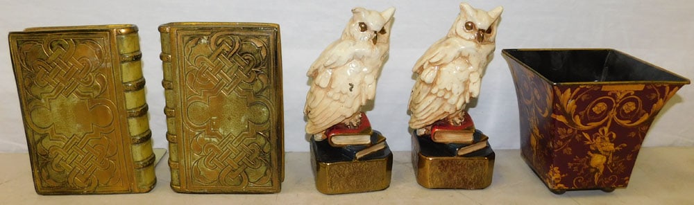 Lot of Painted Ceramic Bookends & Tole Planter: Lot of Painted Ceramic Bookends & Tole Planter. ALL DESCRIPTIONS AND ANY CONDITION STATEMENT GIVEN BY LANGSTON AUCTION GALLERY ARE STRICTLY OPINIONS AND LANGSTON'S SHALL HAVE NO RESPONSIBILITY FOR ERR