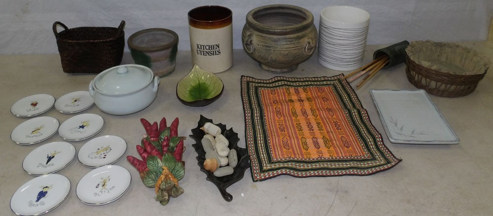 Lot of Pottery & Porcelain Items (1 of 3)
