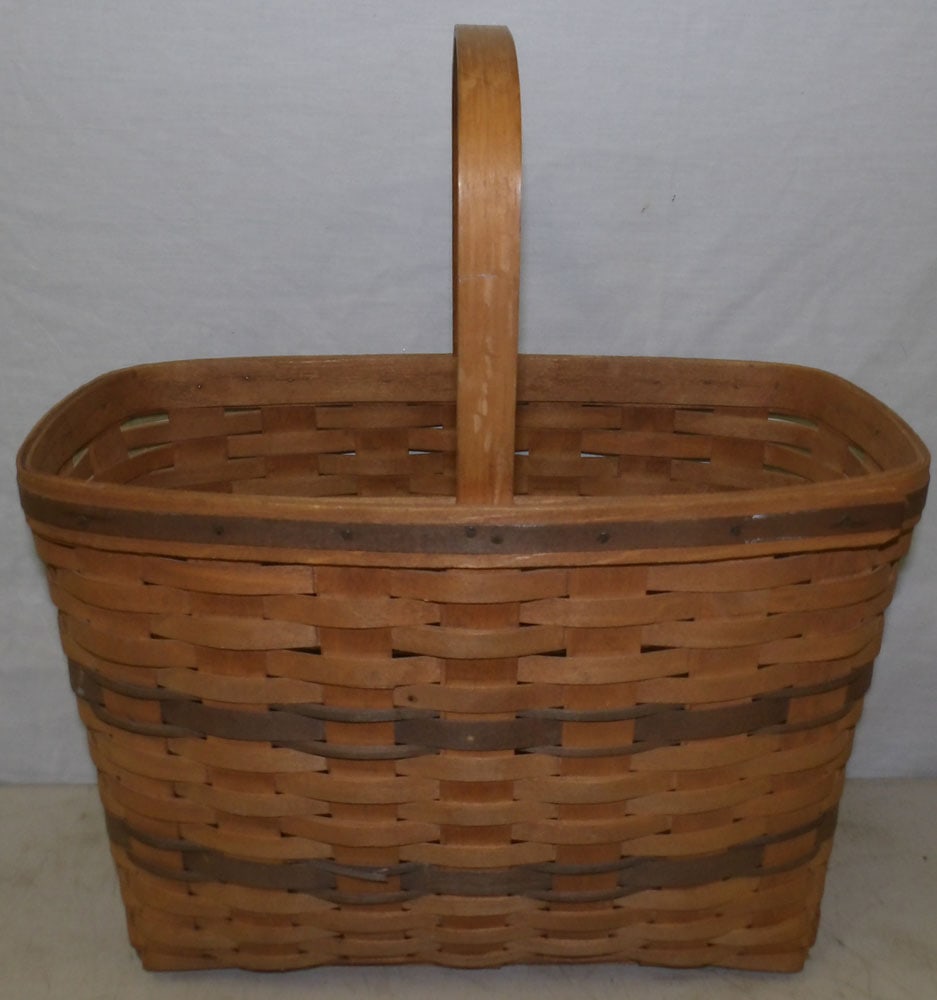 Longaberger Basket: Longaberger Basket. ALL DESCRIPTIONS AND ANY CONDITION STATEMENT GIVEN BY LANGSTON AUCTION GALLERY ARE STRICTLY OPINIONS AND LANGSTON'S SHALL HAVE NO RESPONSIBILITY FOR ERRORS OR OMISSIONS. THE ABSENC