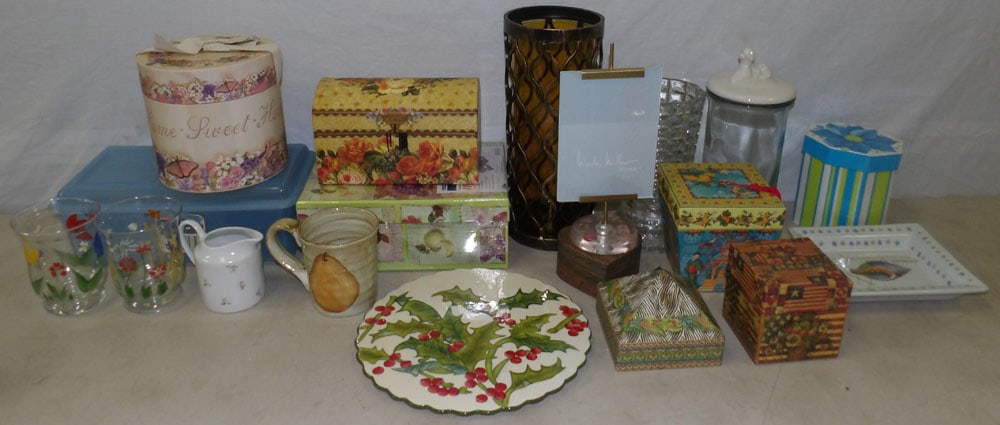 Lot of Decorative Boxes: Lot of Decorative Boxes. ALL DESCRIPTIONS AND ANY CONDITION STATEMENT GIVEN BY LANGSTON AUCTION GALLERY ARE STRICTLY OPINIONS AND LANGSTON'S SHALL HAVE NO RESPONSIBILITY FOR ERRORS OR OMISSIONS. THE A