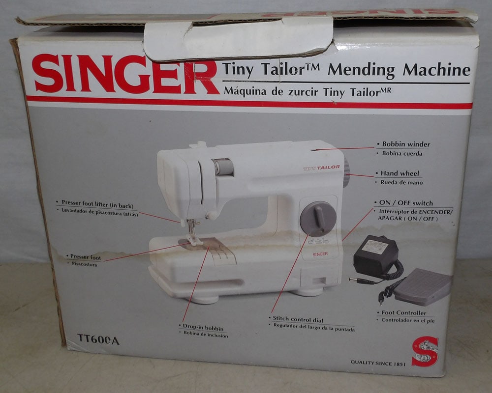 Vintage Singer Tiny Tailor Mending Machine in Box (1 of 4)