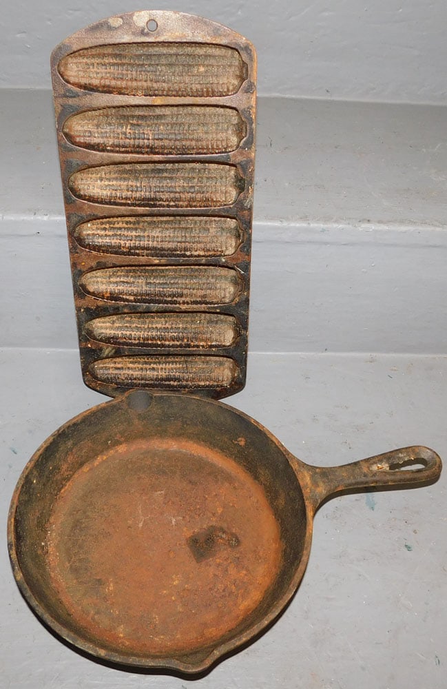 Cast Iron Skillet & Corn Bread Pan (1 of 2)