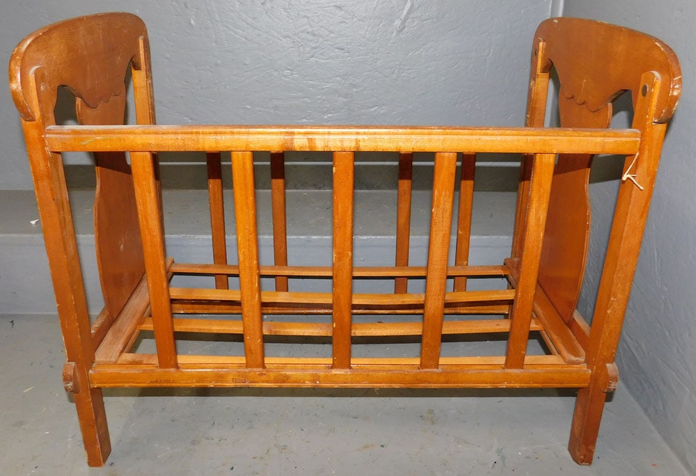 Maple Doll Bed: Maple Doll Bed. 24 1/4" W 14" D 20" H ALL DESCRIPTIONS AND ANY CONDITION STATEMENT GIVEN BY LANGSTON AUCTION GALLERY ARE STRICTLY OPINIONS AND LANGSTON'S SHALL HAVE NO RESPONSIBILITY FOR ERRORS OR OMI