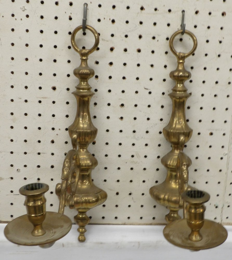 Pair of Brass Wall Sconces: Pair of Brass Wall Sconces . 16" H ALL DESCRIPTIONS AND ANY CONDITION STATEMENT GIVEN BY LANGSTON AUCTION GALLERY ARE STRICTLY OPINIONS AND LANGSTON'S SHALL HAVE NO RESPONSIBILITY FOR ERRORS OR OMISSI