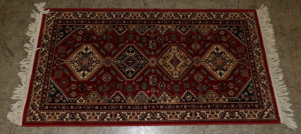 2' 8" x 5' 11" Machine Made Rug (1 of 3)