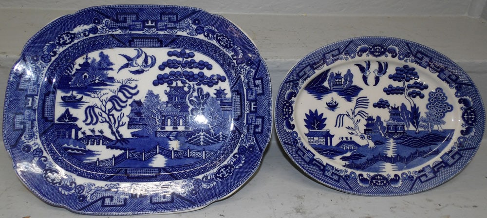 2 blue willow porcelain platters (1 of 5)