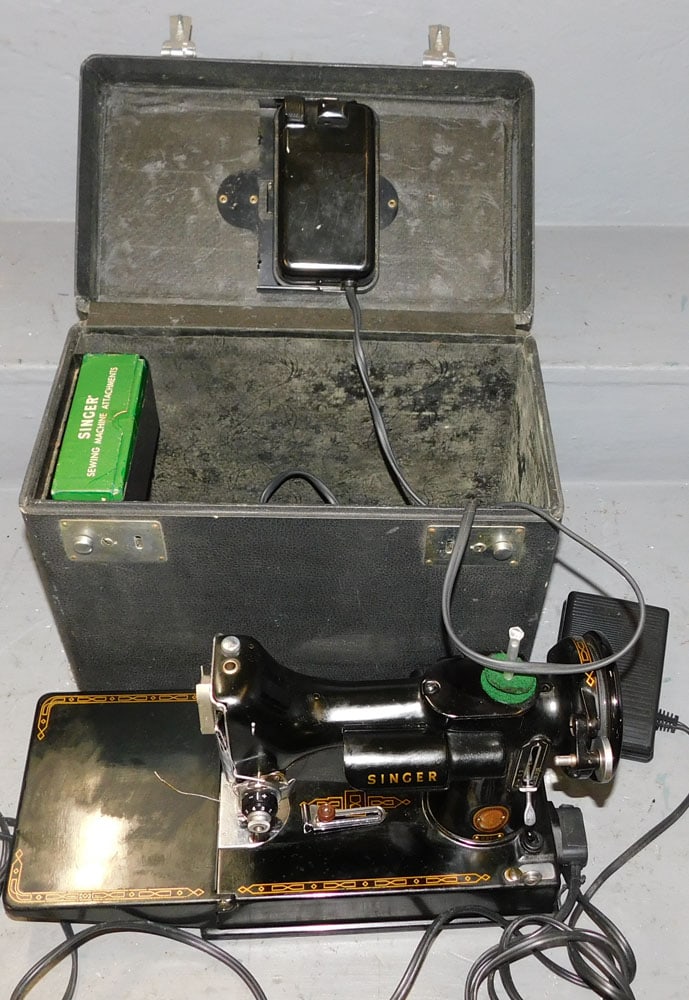 vintage single sewing machine in case (1 of 9)