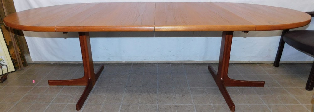 Mid Century Modern Teakwood Round Dining Table with 2 Leaves (1 of 5)