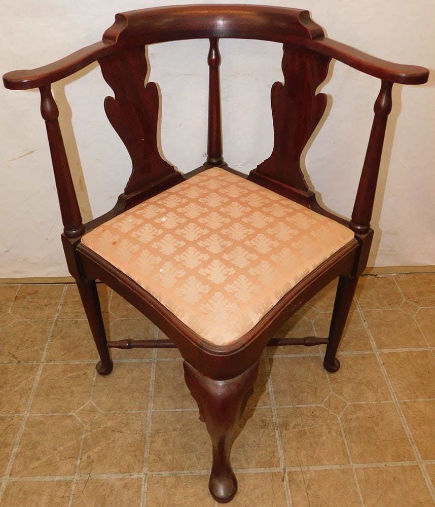 Mahogany Corner Chair: Mahogany Corner Chair. 33 1/2" H "ALL DESCRIPTIONS AND ANY CONDITION STATEMENT GIVEN BY LANGSTON AUCTION GALLERY ARE STRICTLY OPINIONS AND LANGSTON'S SHALL HAVE NO RESPONSIBILITY FOR ERRORS OR OMISSIO