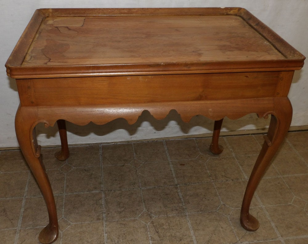 walnut tea table: walnut tea table. 30" W 19 1/2" D 26 1/4" H"ALL DESCRIPTIONS AND ANY CONDITION STATEMENT GIVEN BY LANGSTON AUCTION GALLERY ARE STRICTLY OPINIONS AND LANGSTON'S SHALL HAVE NO RESPONSIBILITY FOR ERRORS 