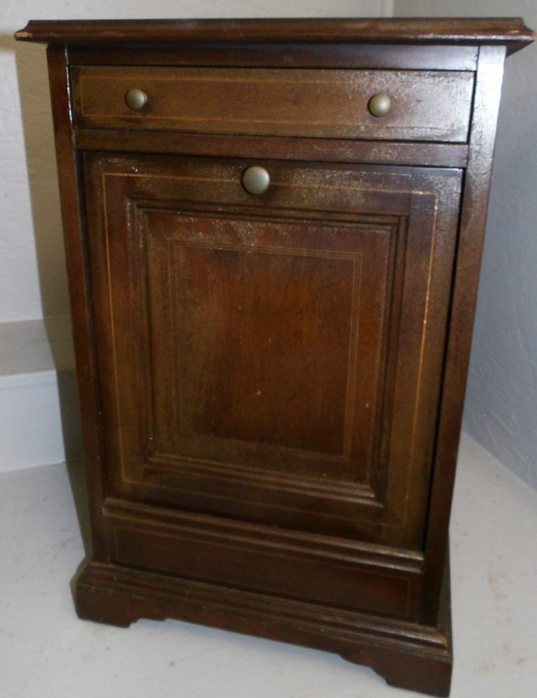 mahogany inlaid stand: mahogany inlaid stand . 15 1/4" W 14 1/2" D 23 1/4" H"ALL DESCRIPTIONS AND ANY CONDITION STATEMENT GIVEN BY LANGSTON AUCTION GALLERY ARE STRICTLY OPINIONS AND LANGSTON'S SHALL HAVE NO RESPONSIBILITY F