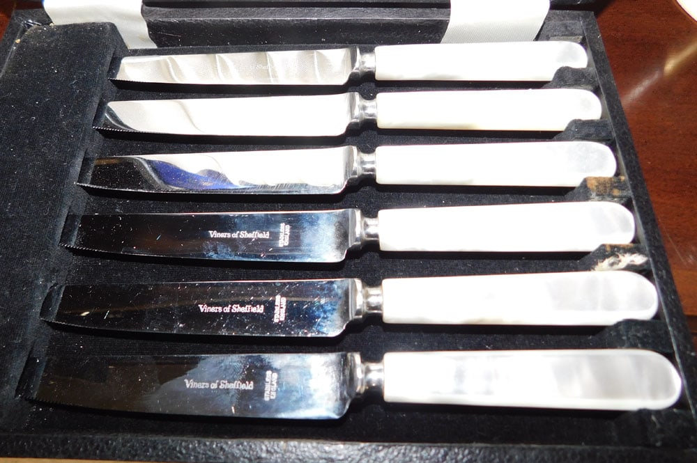 set of mother of pearl viners of Sheffield knives (1 of 3)