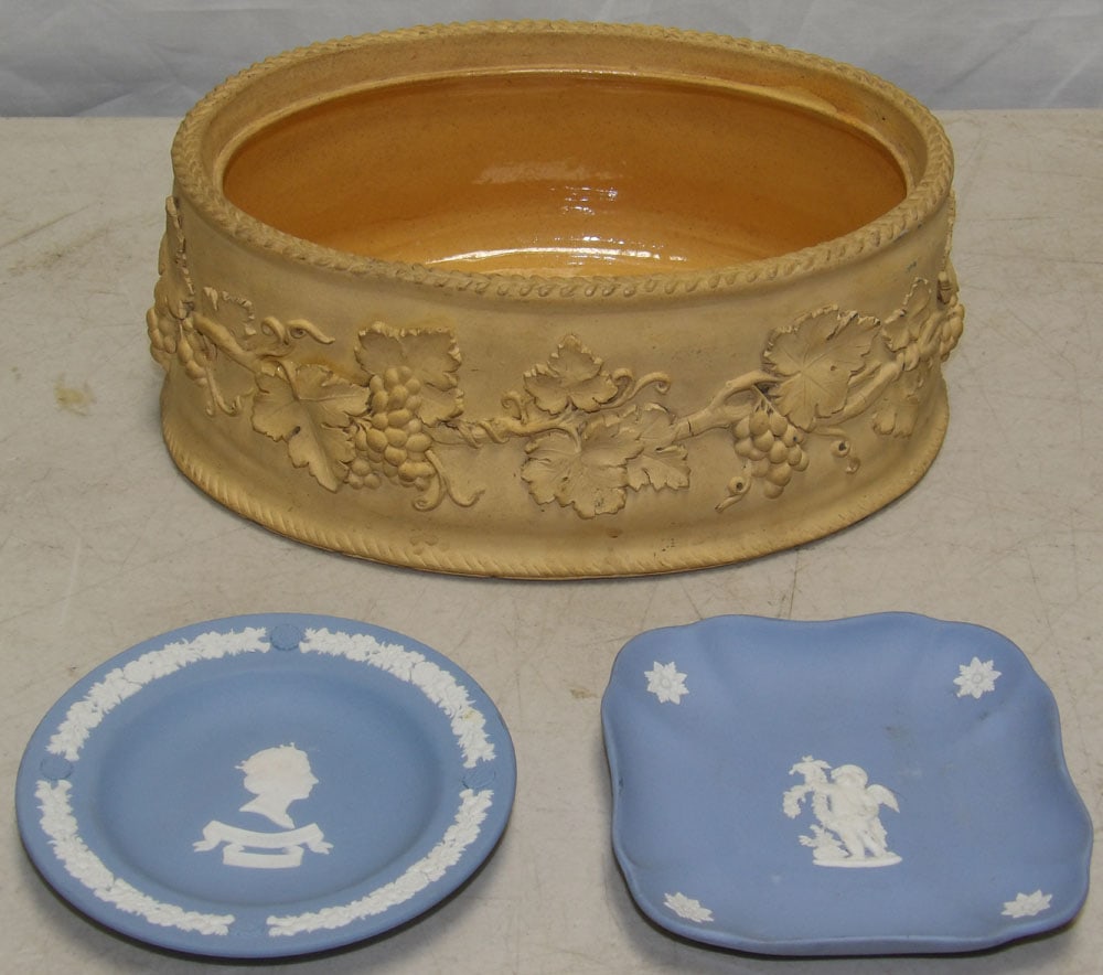 Antique Wedgwood Caneware Game Pie Dish & 2 Blue Wedgwood Dishes (1 of 4)