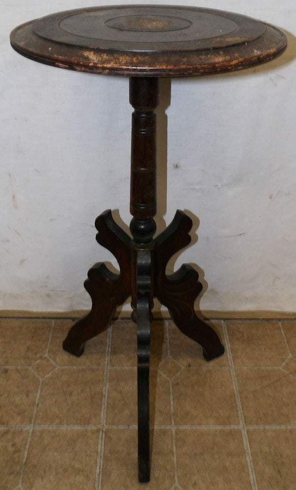 Walnut Victorian Plant Stand: Walnut Victorian Plant Stand . 14" Dia. 31" H"ALL DESCRIPTIONS AND ANY CONDITION STATEMENT GIVEN BY LANGSTON AUCTION GALLERY ARE STRICTLY OPINIONS AND LANGSTON'S SHALL HAVE NO RESPONSIBILITY FOR ERROR