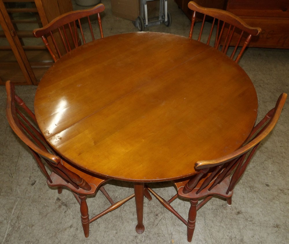 Maple Round Dining Table with 4 Chairs (1 of 5)