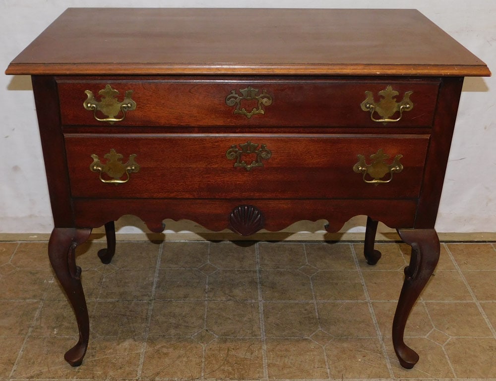 Mahogany Queen Anne Style Lowboy: Mahogany Queen Anne Style Lowboy . 35" W 19 1/2" D 30" H ALL DESCRIPTIONS AND ANY CONDITION STATEMENT GIVEN BY LANGSTON AUCTION GALLERY ARE STRICTLY OPINIONS AND LANGSTON'S SHALL HAVE NO RESPONSIBILIT