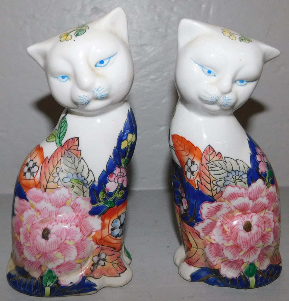 Pair of Oriental Porcelain Tobacco Leaf Cat Figurines (1 of 3)
