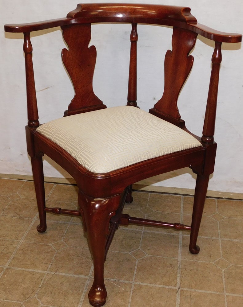 Mahogany Corner Chair: Mahogany Corner Chair . 33 1/4" H ALL DESCRIPTIONS AND ANY CONDITION STATEMENT GIVEN BY LANGSTON AUCTION GALLERY ARE STRICTLY OPINIONS AND LANGSTON'S SHALL HAVE NO RESPONSIBILITY FOR ERRORS OR OMISSIO