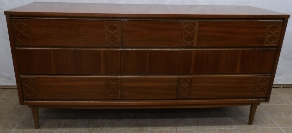 Mid Century Modern Walnut 9 Drawer Credenza: Mid Century Modern Walnut 9 Drawer Credenza. 64 1/4" W 18" D 31 1/4" H ALL DESCRIPTIONS AND ANY CONDITION STATEMENT GIVEN BY LANGSTON AUCTION GALLERY ARE STRICTLY OPINIONS AND LANGSTON'S SHALL HAVE NO