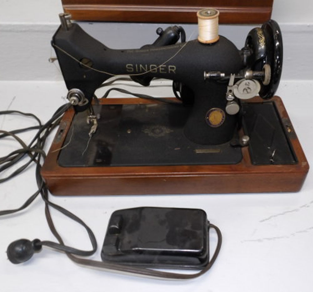 Antique Singer Sewing Machine in Walnut Case (1 of 7)