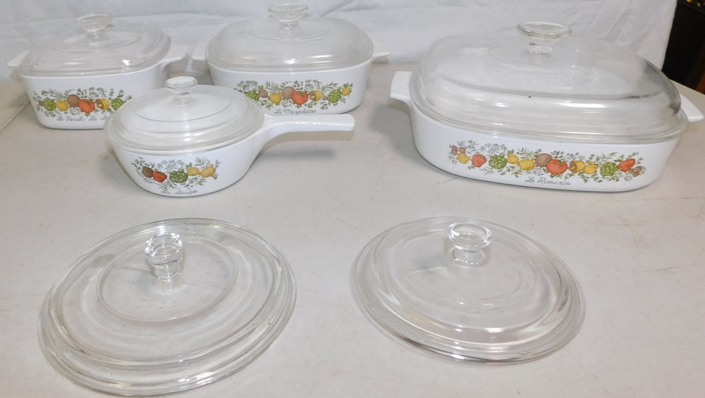 Lot of Corning Wear: Lot of Corning Wear . ALL DESCRIPTIONS AND ANY CONDITION STATEMENT GIVEN BY LANGSTON AUCTION GALLERY ARE STRICTLY OPINIONS AND LANGSTON'S SHALL HAVE NO RESPONSIBILITY FOR ERRORS OR OMISSIONS. THE ABSE