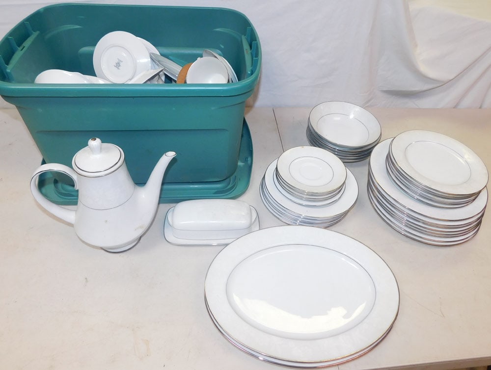 Lot of Noritake China, (Ranier): Lot of Noritake China, (Ranier). ALL DESCRIPTIONS AND ANY CONDITION STATEMENT GIVEN BY LANGSTON AUCTION GALLERY ARE STRICTLY OPINIONS AND LANGSTON'S SHALL HAVE NO RESPONSIBILITY FOR ERRORS OR OMISSION